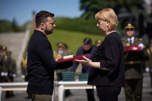 Kherson’da Sivil Araç Dronla Saldırısı: 3 Yaralı