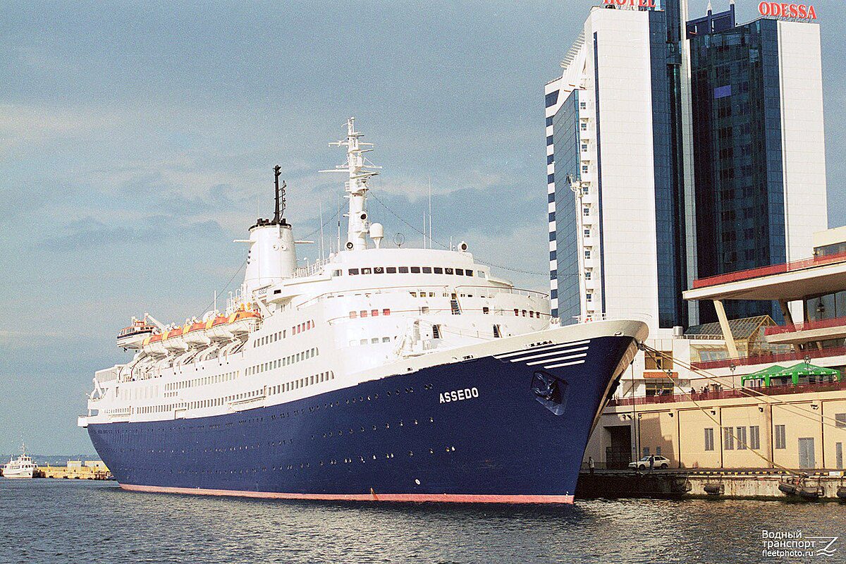 RF Odesa'yı Saldırdı: Limanda Gemi Yandı ve Binalar Yıkıldı