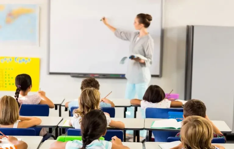 Ukrayna Kabmini 2026’da Öğretmen Maaşlarını %30 Artırıyor