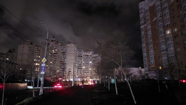 Karanlık Kışta Kyiv: Elektrik Kesintileri ve Hayatta Kalma
