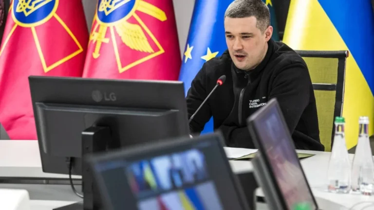 Ukrayna Savunma Bakanı: Gökyüzünü Kapat, Petrol Akışını Kes