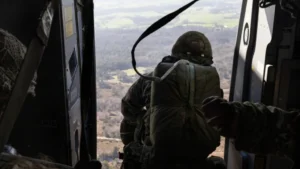 UK ve Fransa Paraşütçülerinin 10.000’lik Ukrayna Barış Tatbi