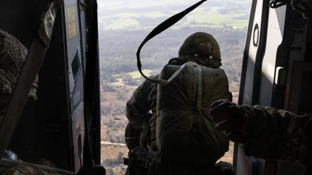 UK ve Fransa Paraşütçülerinin 10.000’lik Ukrayna Barış Tatbi